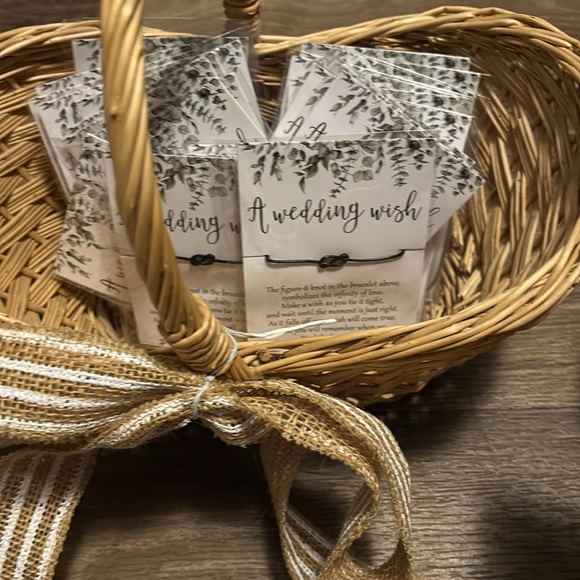 Baskets with bow and bubbles and basket with bow and bracelets - Picture 2 of 4